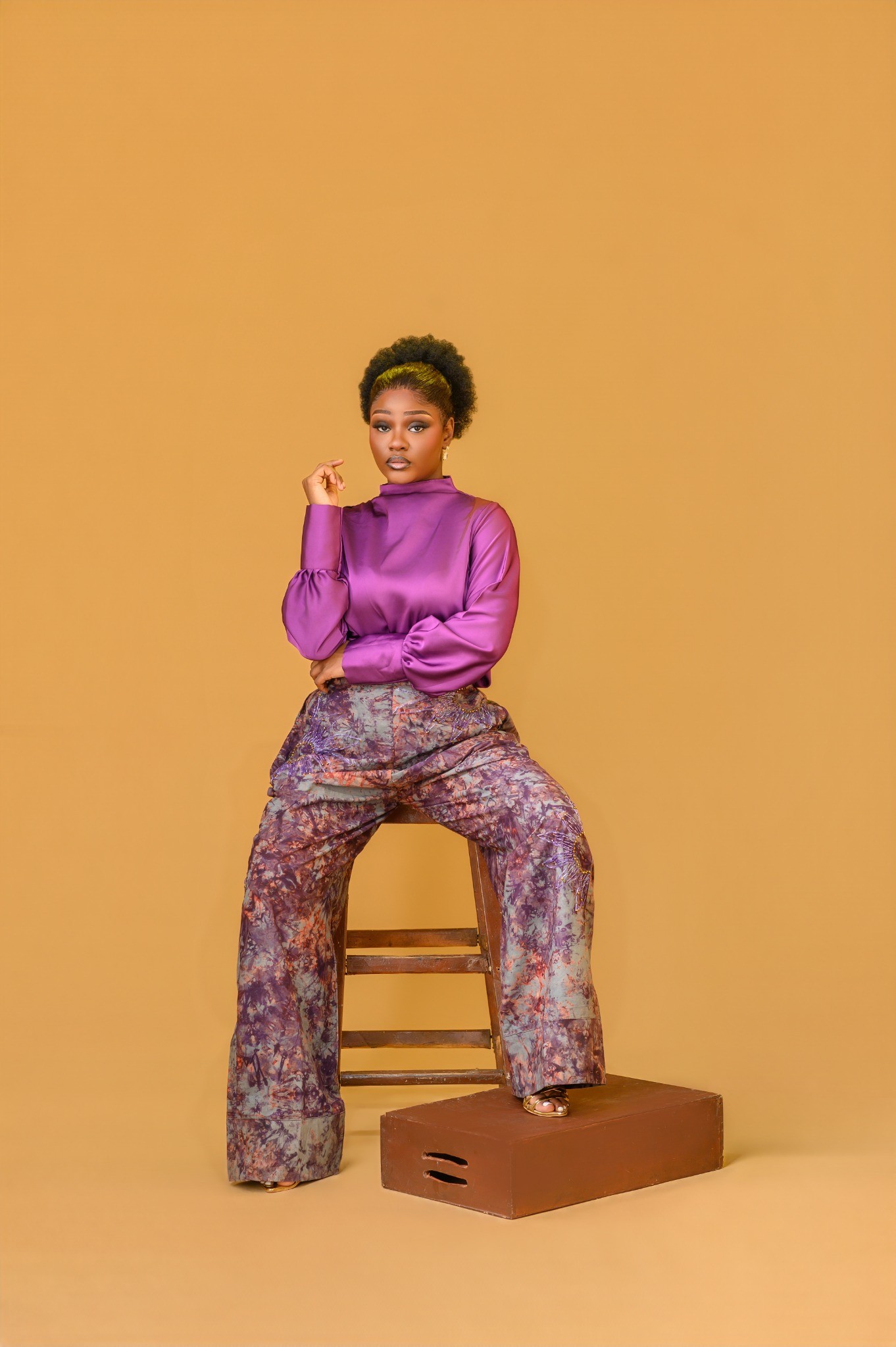A lady wearing the Estelle set in Maroon colour