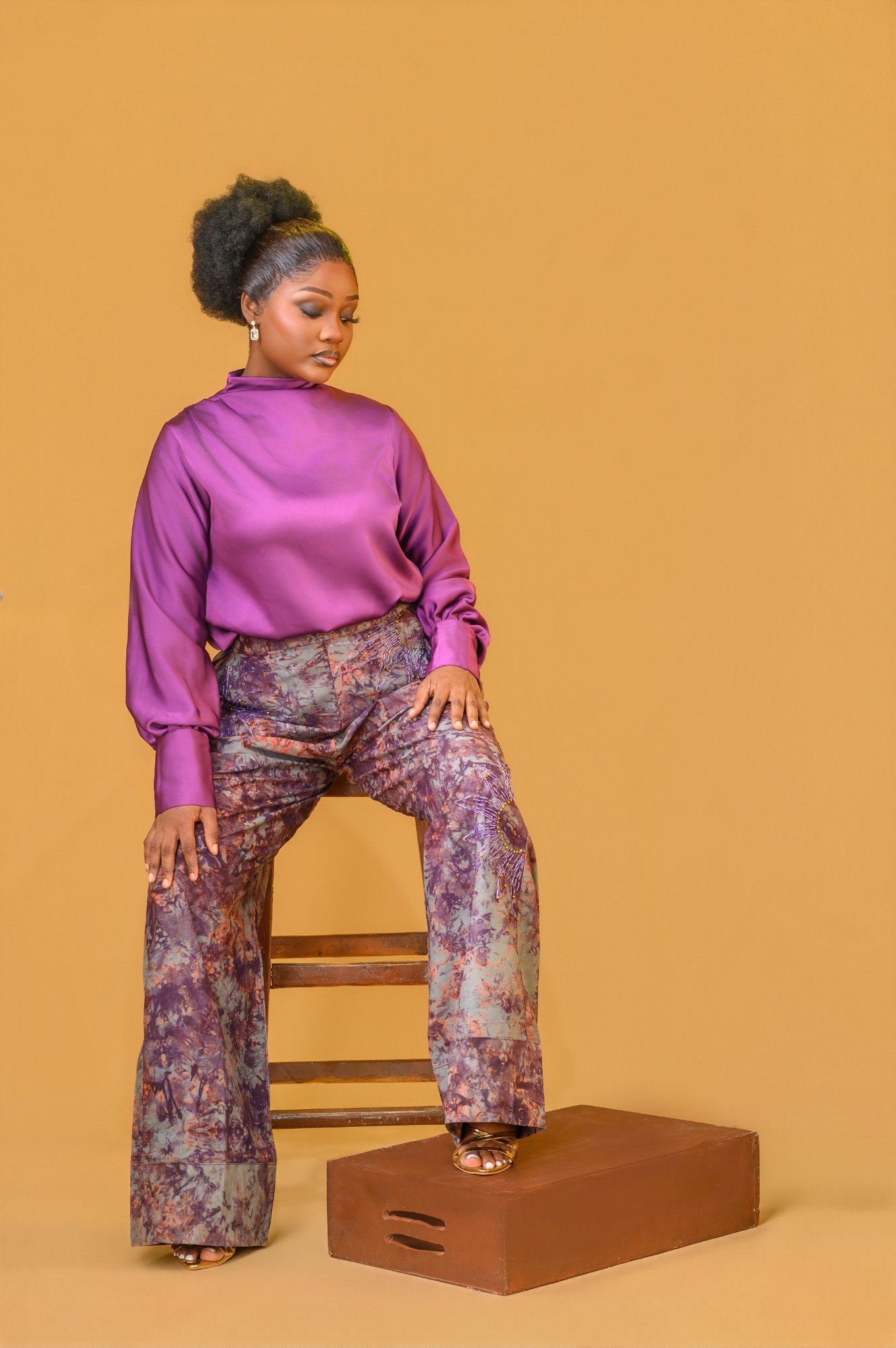 A lady wearing the Estelle set in Maroon colour