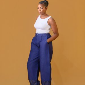 A lady wearing the Quinn barell pant and a white tank top