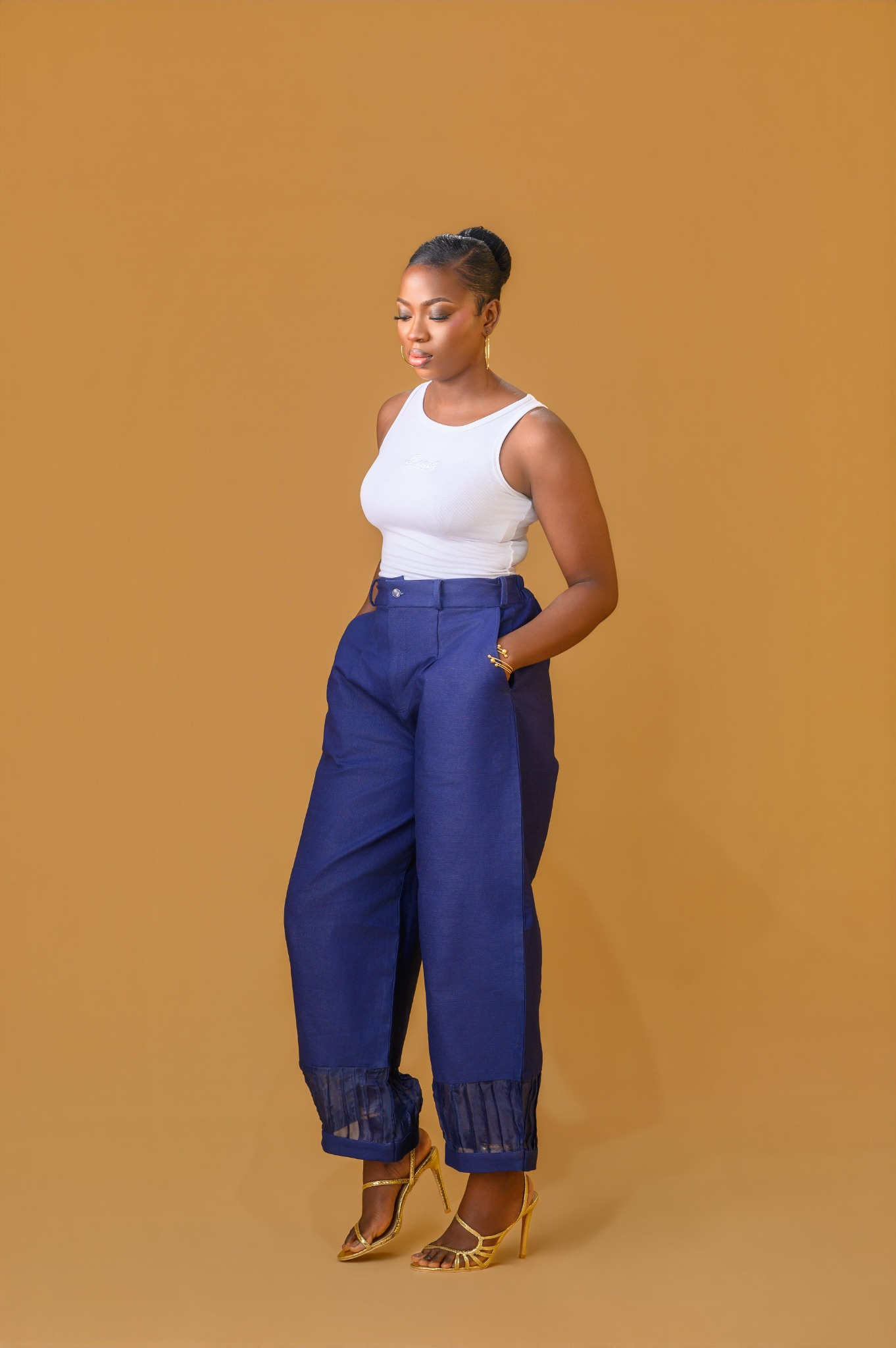 A lady wearing the Quinn barell pant and a white tank top