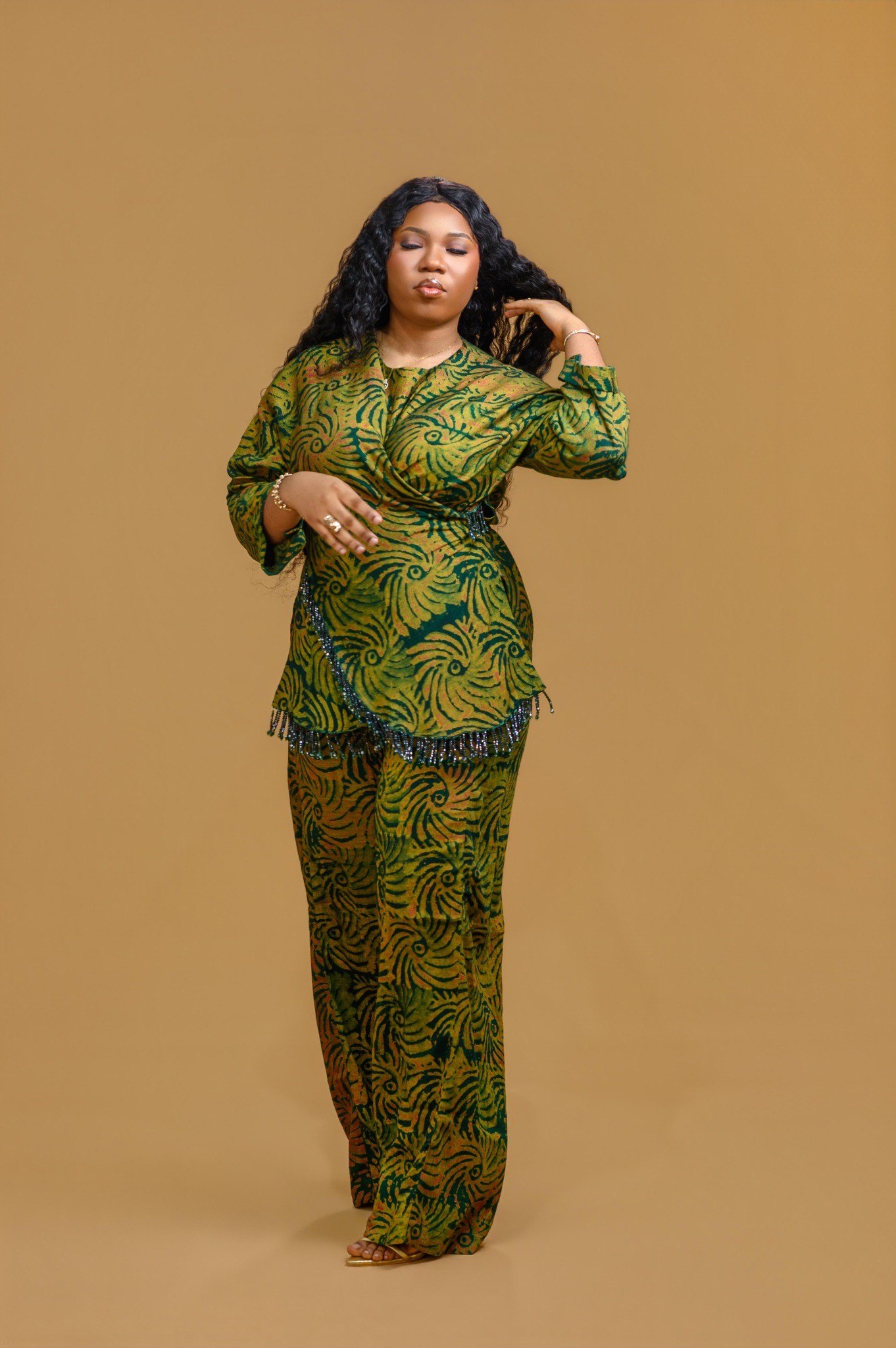 A lady wearing the Vivienne set in Green colour