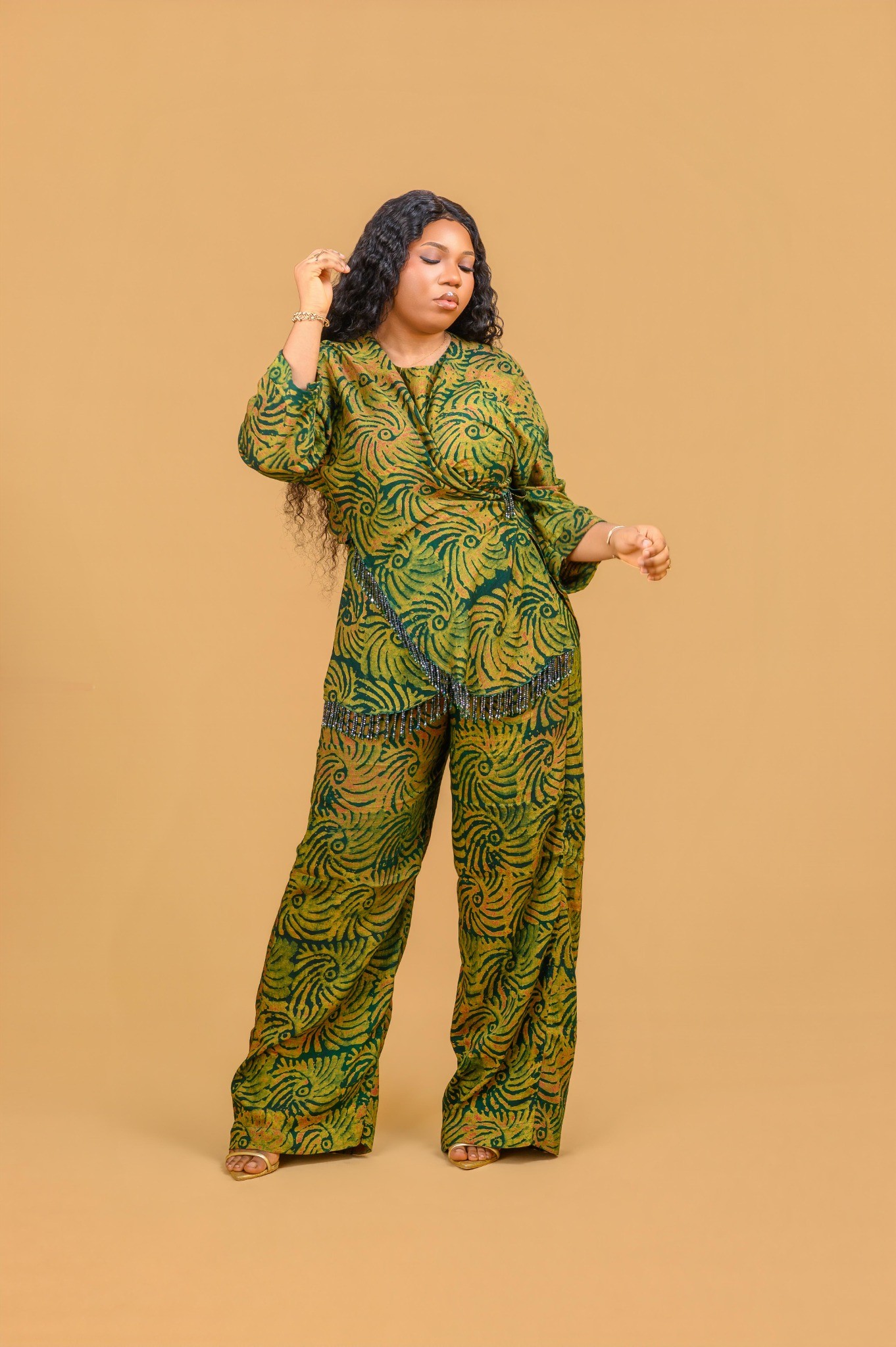 A lady wearing the Vivienne set in Green colour