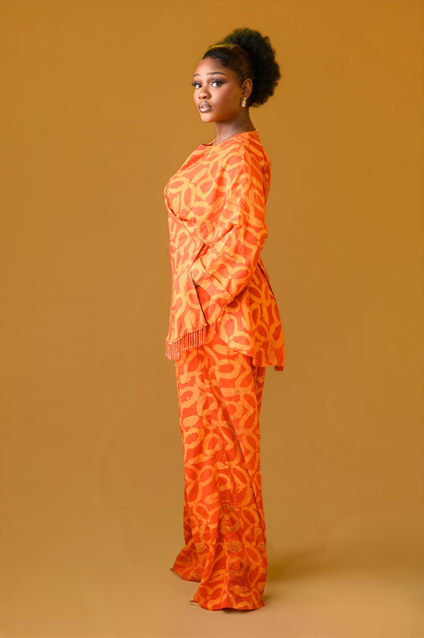A lady wearing the Vivienne set in Orange colour