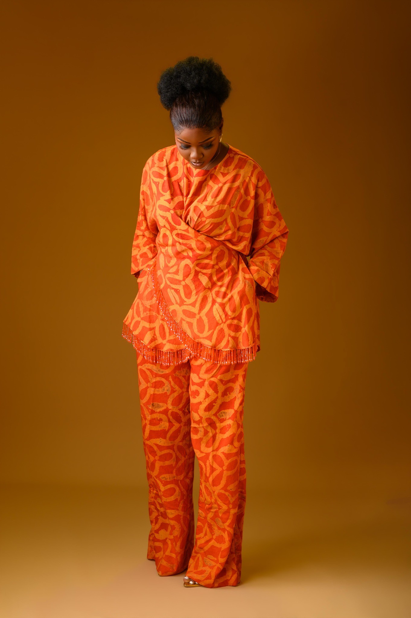 A lady wearing the Vivienne set in Orange colour