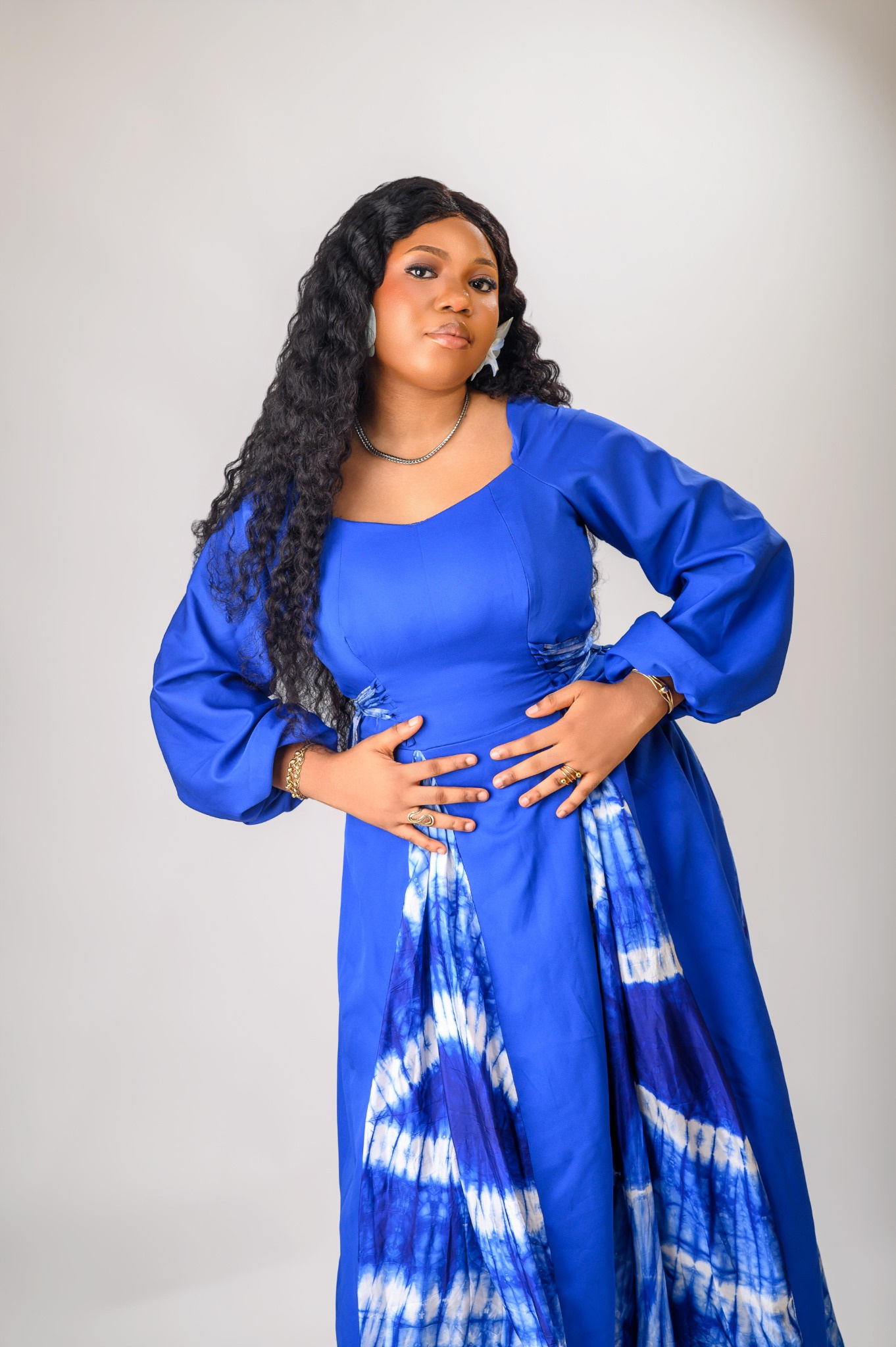 A zoomed in photo of a lady wearing the Zuri dress in blue colour
