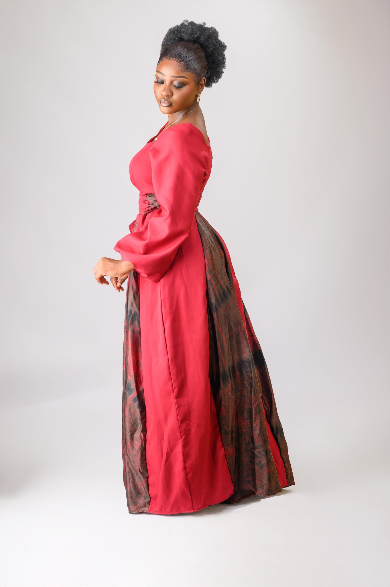 A lady wearing the Zuri dress in red colour