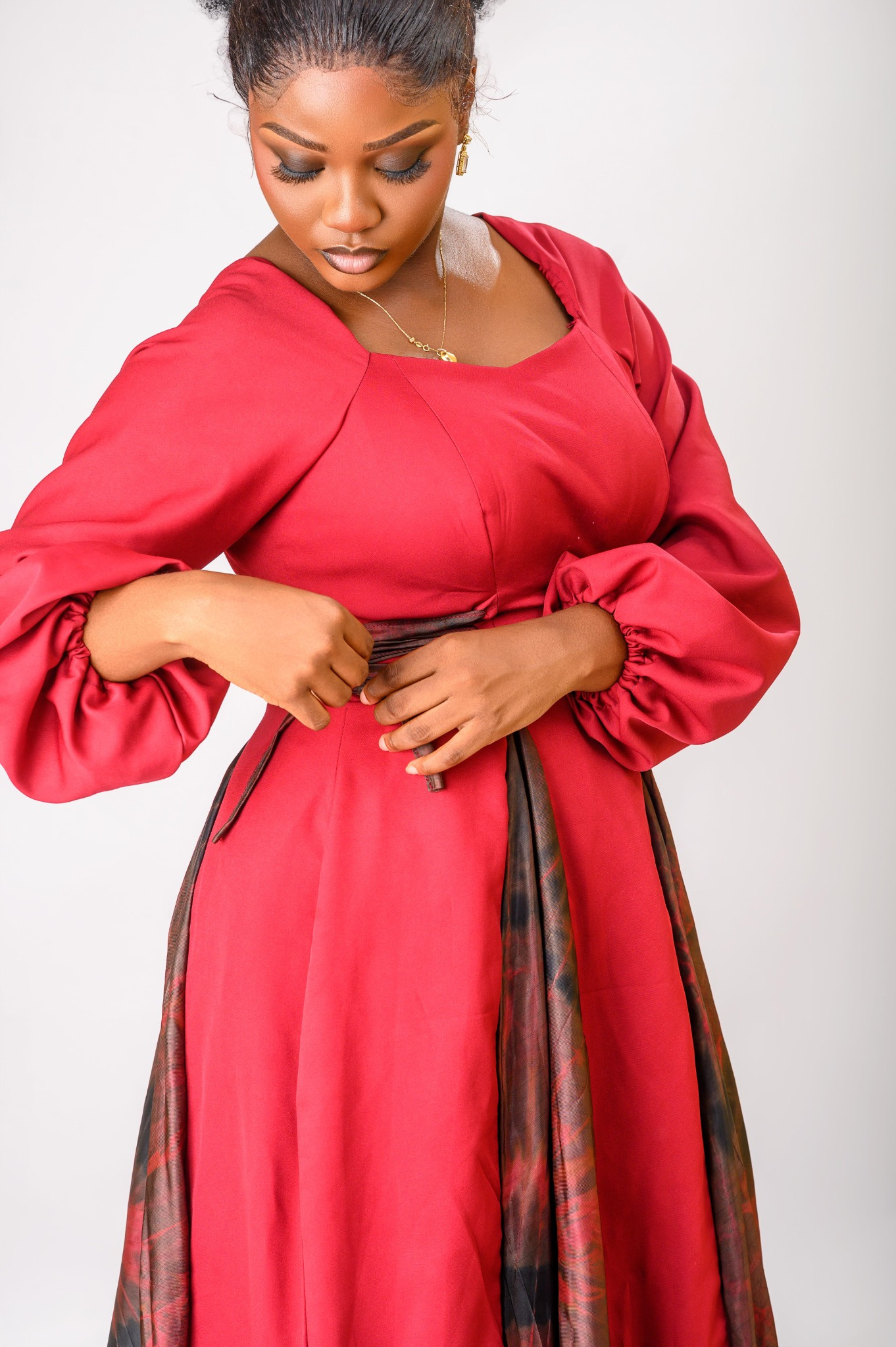 A zoomed in photo of a lady wearing the Zuri dress